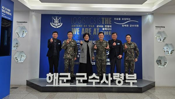 김은자 구청장(좌측 3번째)이 해군군수사령부를 방문해 기념촬영을 하고 있다.