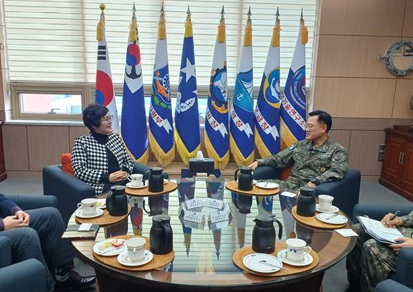 김은자 진해구청장(좌)과 안상민 해군군수사령관(우)이 대화를 나누고 있다.