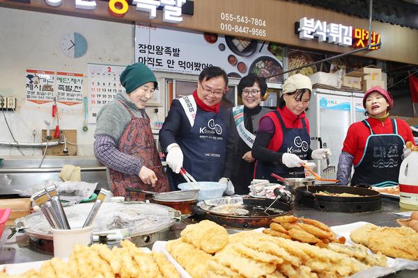 홍남표 창원시장, 설맞이 진해중앙시장 및 진해서부노인종합복지관 방문 소통홍남표 창원시장, 설맞이 진해중앙시장 및 진해서부노인종합복지관 방문 소통(자치행정과) (1).jpg