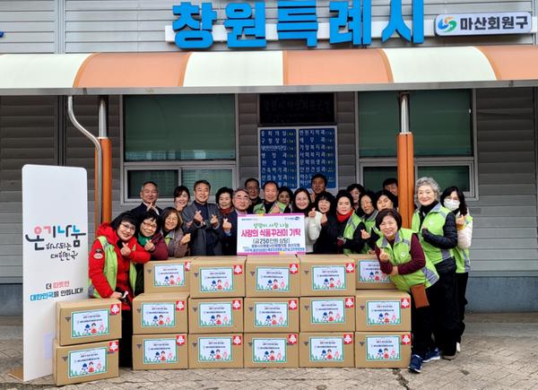 마산회원구 뉴스 | 구청정보 > (마산회원구 사회복지과) 창원시자원봉사단체협의회 마산지회, 마산회원구에 설 명절 식료품꾸러미 나눔