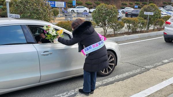 창원시 공원묘원에서 플라스틱 조화가 사라졌습니다(자원순환과)창원시 공원묘원에서 플라스틱 조화가 사라졌습니다(자원순환과) (1).jpg