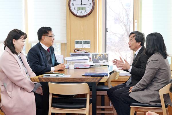 홍남표 창원시장, 신임 경남동부보훈지청장 환담★홍남표 창원특례시장, 신임 경남동부보훈지청장 환담(사회복지과) (1).jpg