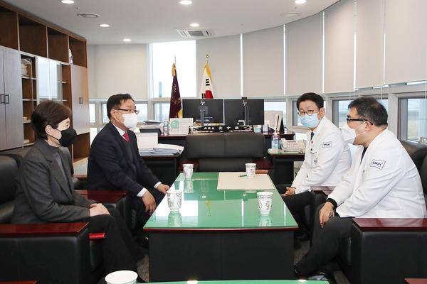 홍남표 창원특례시장, 시청사 청소 근로자 따뜻한 격려★홍남표 창원특례시장, 창원경상국립대학교병원 비상진료체계 점검(공보관) (1).jpg