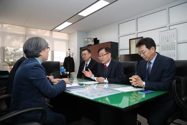 홍남표 창원특례시장, 정부에 미래50년 먹거리 핵심사업 건의1.홍남표 창원시장은 박학희 산업통상자원부 경제자유구역기획단 혁신지원팀장(과장)과 의견을 교환하고 있다.jpg