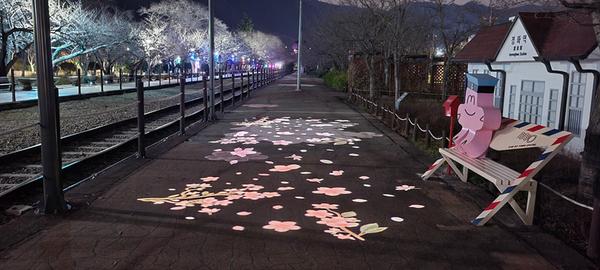창원시, ‘경화역 공원 명소화 사업’ 완료... 새로운 볼거리 · 체험거리 풍성’경화역 미니역사 보행로 야간경관조명(벚꽃).jpg