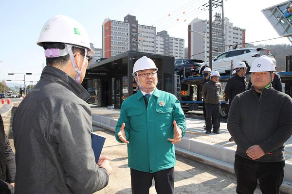홍남표 창원특례시장, 원이대로 S-BRT 공사 구간 현장점검★★홍남표 창원시장, 원이대로 S-BRT 공사 구간 현장점검(신교통추진단) (3).jpg
