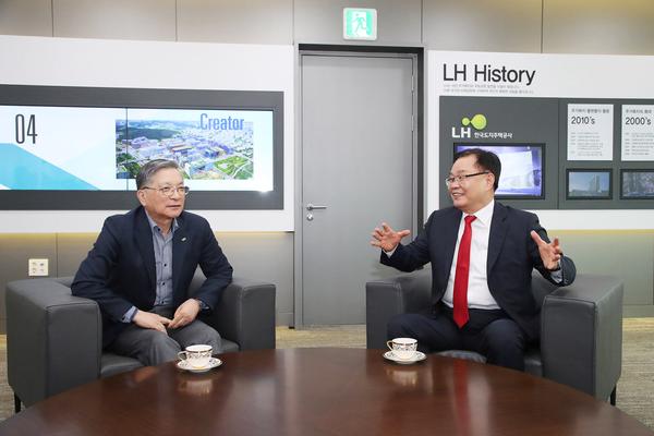 홍남표 창원시장, 창원 방위‧원자력 융합 국가산업단지 조성을 위한 유관기관 대상 광폭 행보★홍남표 창원시장, 창원 방위‧원자력 융합 국가산업단지 조성을 위한 유관기관 대상 광폭 행보(전략산업과) (1).jpg