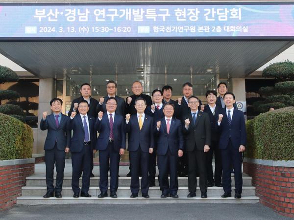 홍남표 창원시장, 과기부장관에게 창원 미래 50년 먹거리 적극 지원 요청★홍남표 창원시장, 과기부장관에게 창원 미래 50년 먹거리 적극 지원 요청(미래전략과) (2).jpg