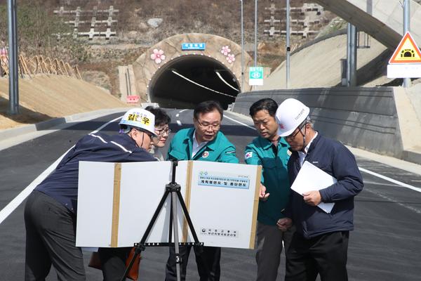 홍남표 창원시장, 개통 앞둔 석동터널 최종 안전점검★홍남표 창원시장, 개통 앞둔 석동터널 최종 안전점검(건설도로과) (1).jpg