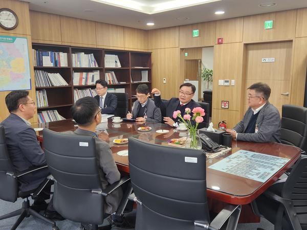 홍남표 시장, 첨단 복합빔 추진위해 한국과학기술기획평가원 원장 방문★홍남표 시장, 첨단 복합빔 추진위해 한국과학기술기획평가원 원장 방문(전략산업과) (1).jpg