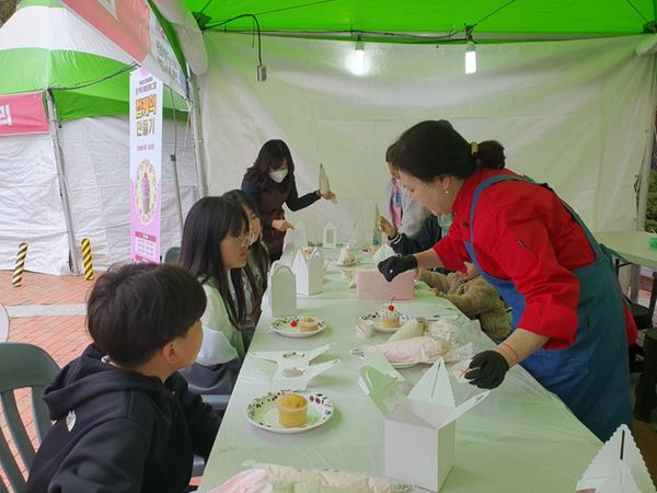 진해군항제, 온 가족 체험 부스로 축제의 열기를 더해진해군항제, 온 가족 체험 부스로 축제의 열기를 더해(여성가족과) (1).jpg