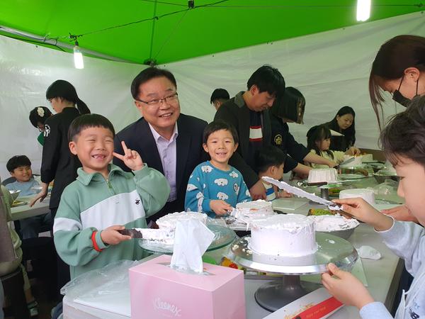 진해군항제 “온가족 체험부스”벚꽃보다 빛났다진해군항제 “온가족 체험부스”벚꽃보다 빛났다(여성가족과) (1).jpg