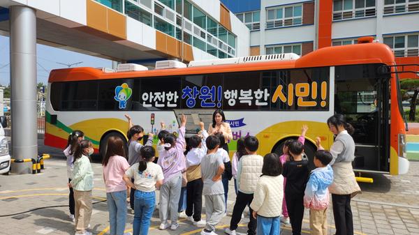 창원시, 뛰뛰빵빵 안전버스로 어린이 사고 빵빵(제로)창원시, 뛰뛰빵빵 안전버스로 어린이 사고 빵빵(제로)(안전총괄담당관) (1).jpg
