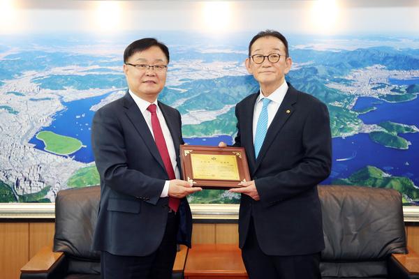 홍남표 창원특례시장, 이웃사랑 실천 재일교포 송옥식 씨에게 감사패 수여