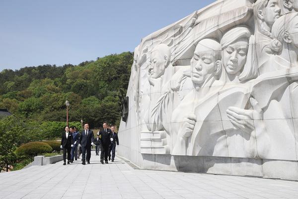 제64주년 4·19혁명 기념일, 홍남표 창원특례시장 3·15민주묘지 참배★제64주년 4·19혁명 기념일, 홍남표 창원특례시장 3·15민주묘지 참배(자치행정과) (1).jpg