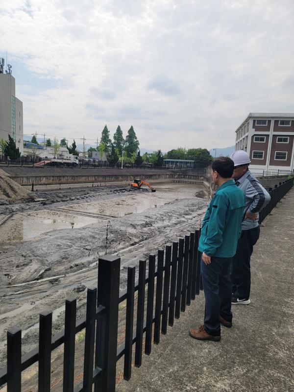 곽기권 의창구청장이 23일 팔용배수장 현장을 점검하고 있다.