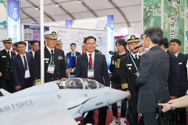 ‘2024 이순신방위산업전’, 기업도 웃고 시민도 웃었다0. 2024이순신방위산업전 둘러보는 홍남표 창원시장.jpg