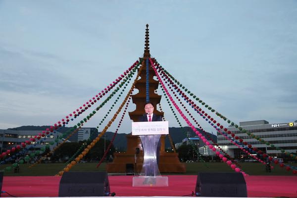 창원광장서 부처님오신날 맞이 봉축탑 점등식 열려★창원광장서 부처님오신날 맞이 봉축탑 점등식 열려(문화예술과) (1).jpg
