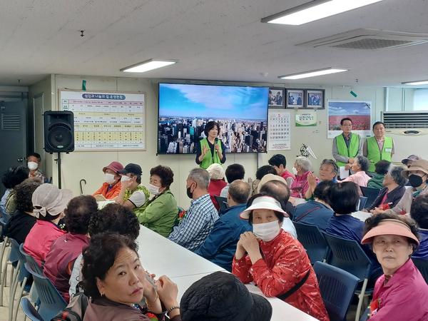 효도공연과 식사 및 기념품 전달