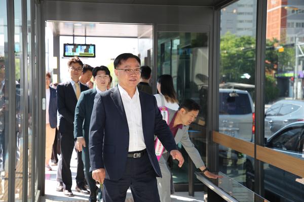 홍남표 창원특례시장, 원이대로 S-BRT 임시개통 현장 직접 챙겨★홍남표 창원특례시장, 원이대로 S-BRT 임시개통 현장 직접 챙겨(신교통추진단) (1).jpg