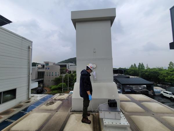 창원특례시, 창원국가산단 악취실태조사로 대기환경개선 나선다!창원특례시, 창원국가산단 악취실태조사로 대기환경개선 나선다!(기후대기과)-복악악취 측정사진 2.jpg