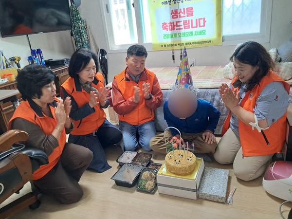 따뜻한 축하와 함께 어르신 건강 기원