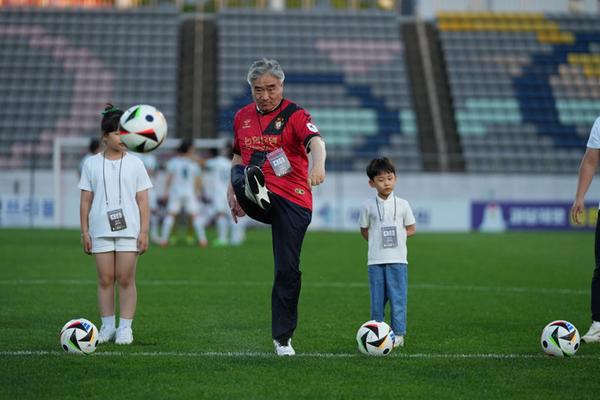 조명래 창원특례시 제2부시장, 경남FC 홈경기 승리기원 시축조명래 창원특례시 제2부시장, 경남FC 홈경기 승리기원 시축(체육진흥과) (1).jpg
