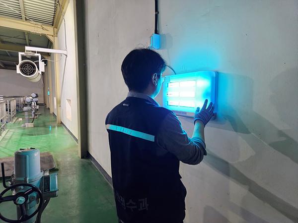 창원특례시 대산 ․ 북면정수장, 유충 발생 원천 차단1.포충기 정상작동 여부 점검 사진.jpg