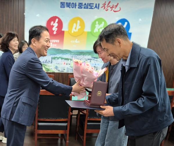 창원특례시 의창구, 6· 25 참전유공자 유족에게 무공훈장 전수