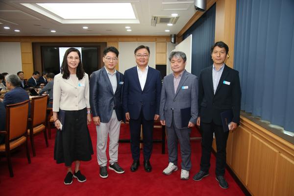 창원특례시, 5월 ‘이달의 우수공무원’ 표창 수여창원특례시, 5월 ‘이달의 우수공무원’ 표창 수여(인사과).jpg