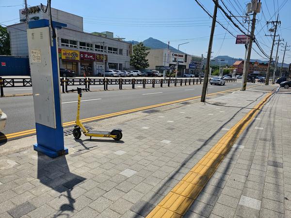 중리 현대아파트 입구 버스정류소 그늘 하나 없이 어떻게 버스를 기다려요???