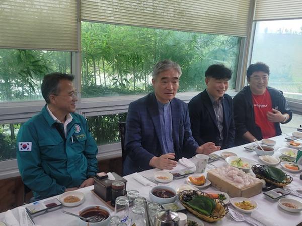 조명래 창원특례시 제2부시장, 마산어시장 찾아 소통간담회 개최조명래 창원특례시 제2부시장, 마산어시장 찾아 소통간담회 개최(도시계획과).jpg