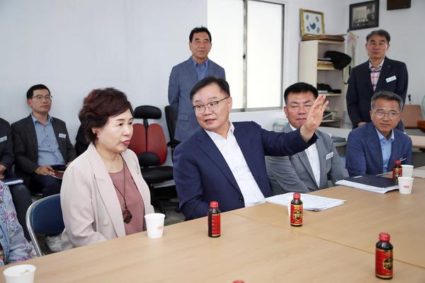 홍남표 창원특례시장, 신마산반월시장 상인회와 합동 현장점검★홍남표 창원특례시장, 신마산반월시장 상인회와 합동 현장점검(지역경제과) (1).jpg