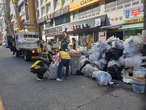 환경공무직 수거거부 장기화로 창원특례시 공무원 휴일에도 재활용품 수거에 발 벗고 나서환경공무직 수거거부 장기화로 창원특례시 공무원 휴일에도 재활용품 수거에 발 벗고 나서(자원순환과) (1).jpg