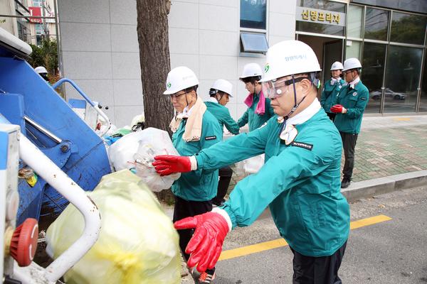 홍남표 창원특례시장, 재활용품 적체 현장 찾아...수거 작업도 참여★홍남표 창원특례시장, 재활용품 적체 현장 찾아...수거 작업도 참여(자원순환과) (1).jpg