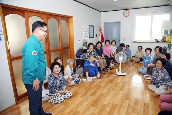 홍남표 창원특례시장, 지속된 폭염에 무더위쉼터 현장 점검★홍남표 창원특례시장, 지속된 폭염에 무더위쉼터 현장 점검(노인장애인과) (1).jpg