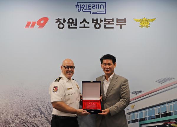 미해군 진해부 소방서장 감사패 '수여'