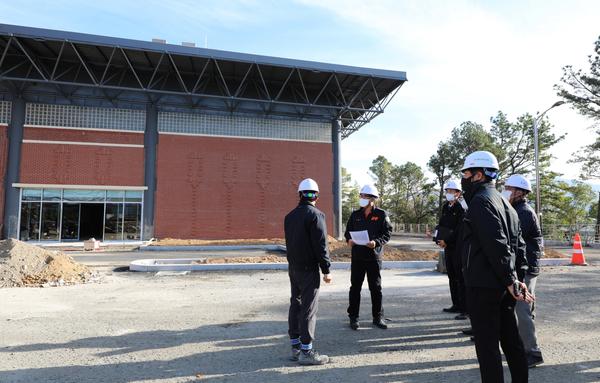 공사장 방문한 사진 임. 