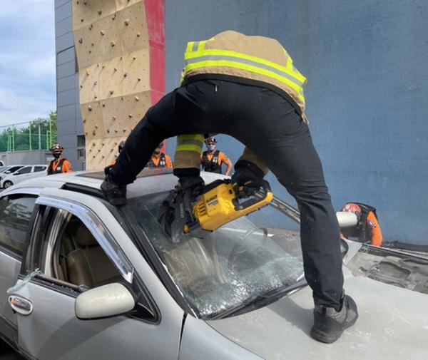 2022. 9. 14. 폐차를 활용한 구조대원 특별구조훈련 실시