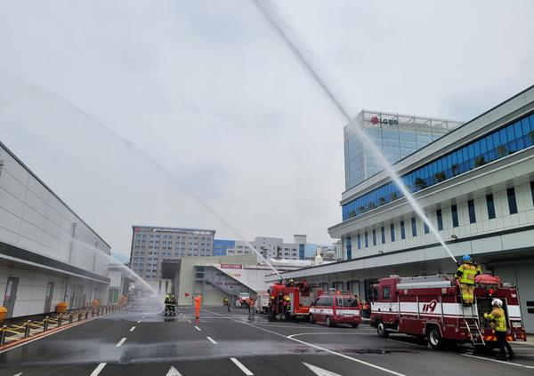 자위 소방대와 방수훈련 하고 있는 모습임. 