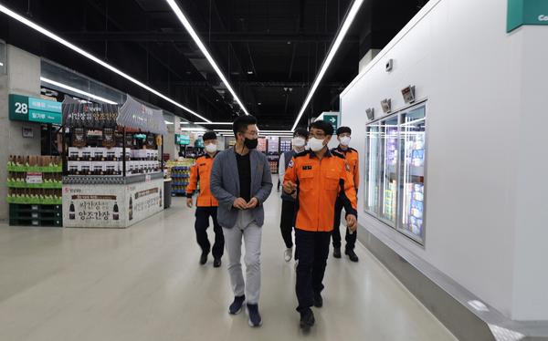 화재예방지도 하고 있는 모습임