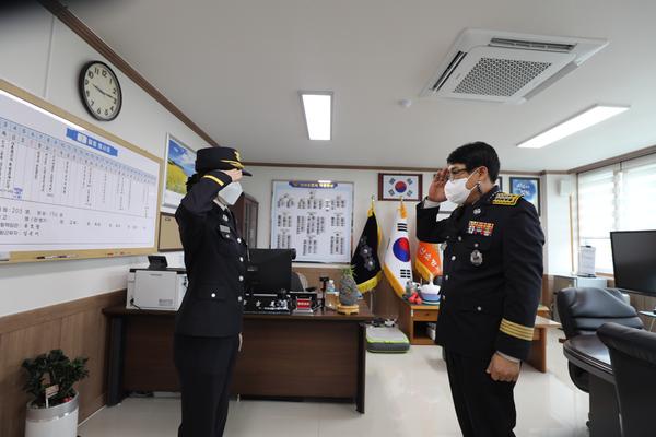 상호 인사하고 있는 모습임