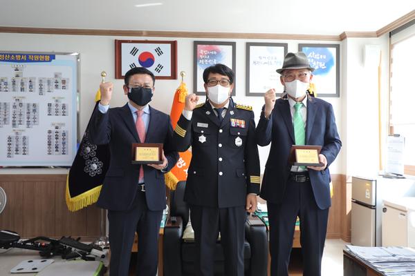 위촉식 후 기념촬영한 모습임. 