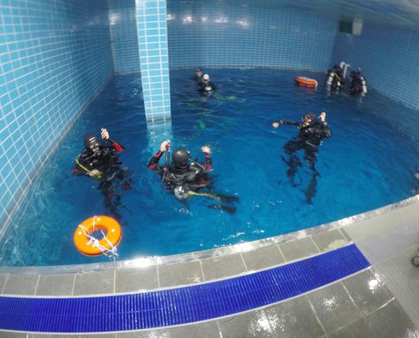 수난구조 훈련을 하고 있는 모습임. 