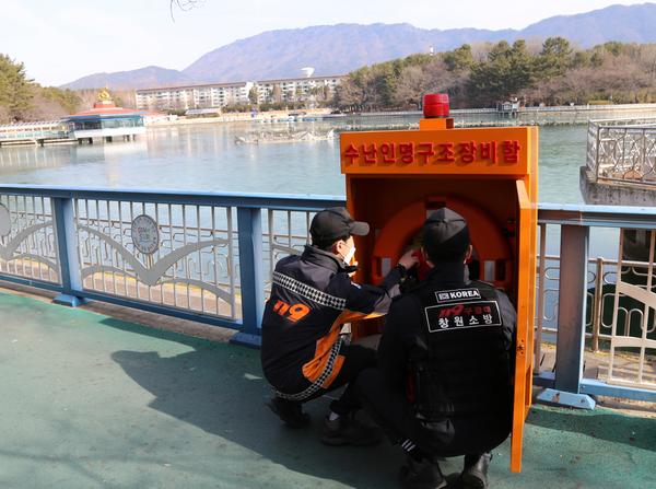 수난인명구조장비함을 점검하고 있는 모습임. 