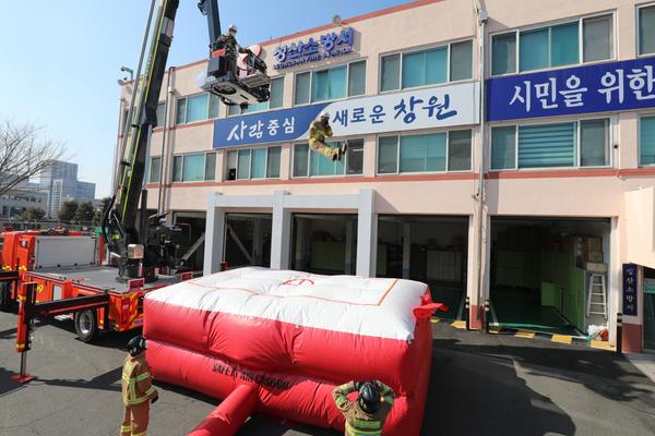 에어매트에서 착지하는 훈련을 하고 있는 모습임,. 