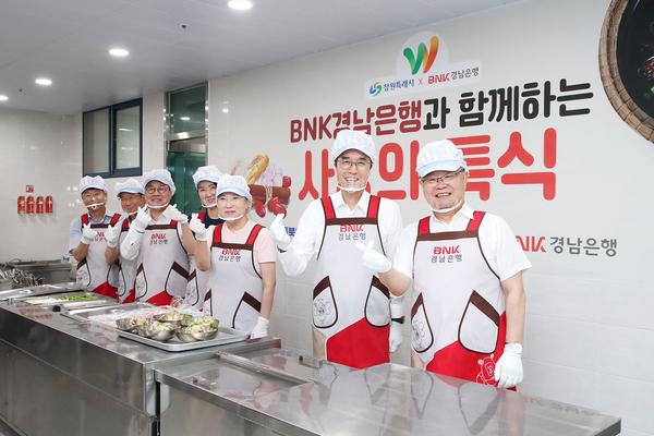 홍남표 창원특례시장 ‘복날 맞이 사랑의 특식’ 나눔행사 참여★홍남표 창원특례시장 ‘복날 맞이 사랑의 특식’ 나눔행사 참여(세정과) (1).jpg