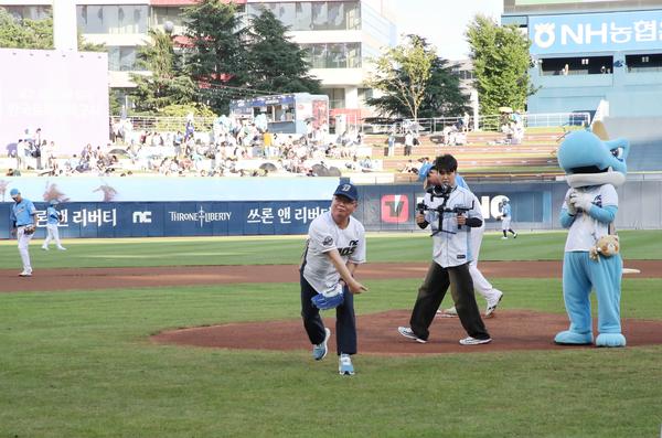 홍남표 창원특례시장, NC 다이노스 홈 경기 승리 기원 시구★홍남표 창원특례시장, NC 다이노스 홈 경기 승리 기원 시구(체육진흥과) (2).jpg