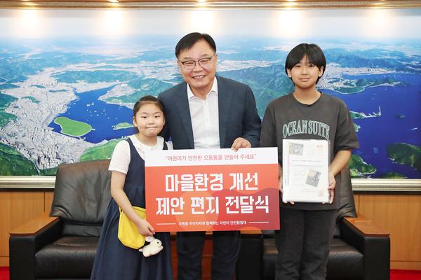 오동동 어린이 안전탐험대, 홍남표 창원시장에게 마을환경 개선 제안편지 전달★오동동 어린이 안전탐험대, 홍남표 창원시장에게 마을환경 개선 제안편지 전달(마산합포구 오동동) (2).jpg