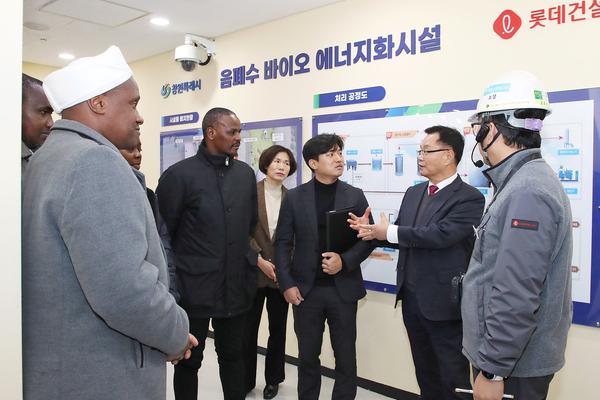 성산구 신촌동 소재 창원시 자원순환시설을 찾은 케냐 대표단